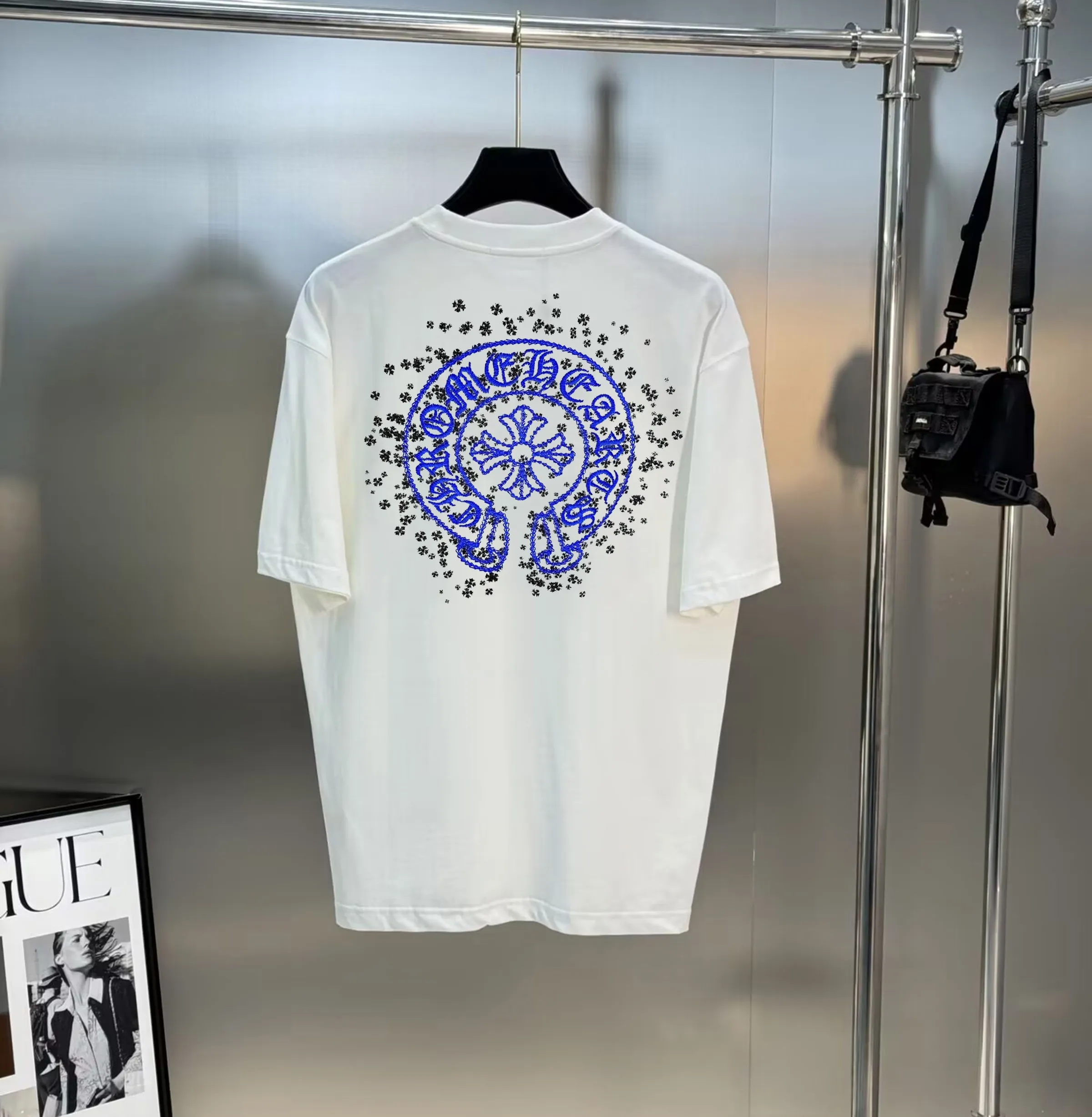 🅿️190 Year-round large supply, Croxin🔥🔥4050 new spring and summer fashionable round neck short sleeves👍high-end customization and versatile styles! It is more practical and can be easily controlled by anyone 🔥Made from 95% cotton + 5% Tencel 🔥fabric, it feels very nice, does not cause pilling, and does not deform. It is luxurious and classic 🐮logo design, very classy 👍A must buy for those who know the goods! The cut is a loose fit, suitable for both men and women! It shows your aura and also highlights your sophistication. This is its uniqueness. The effect on the upper body is very good. Size: S-XXL ⚠️Reference (model trying on, height 173cm, weight 145kg, wearing size L), can wear up to 200kg.
